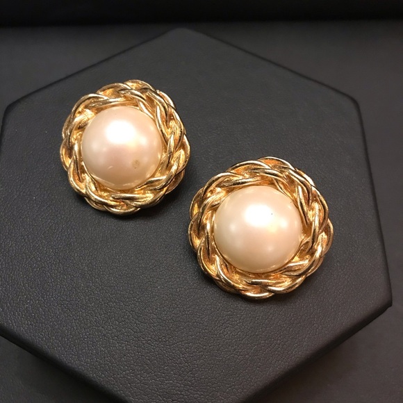 Vtg Earrings Circular Faux Pearl Goldtone - Picture 1 of 4